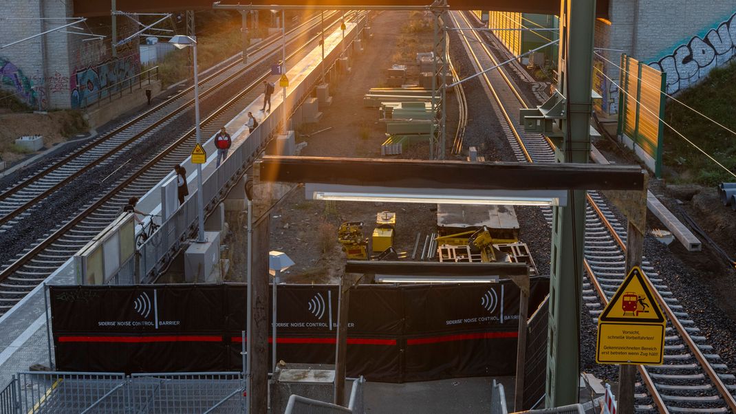 Fernzüge der Deutschen Bahn kommen regelmäßig zu spät am Ziel an. Sanierungsmaßnahmen sollen Abhilfe schaffen.