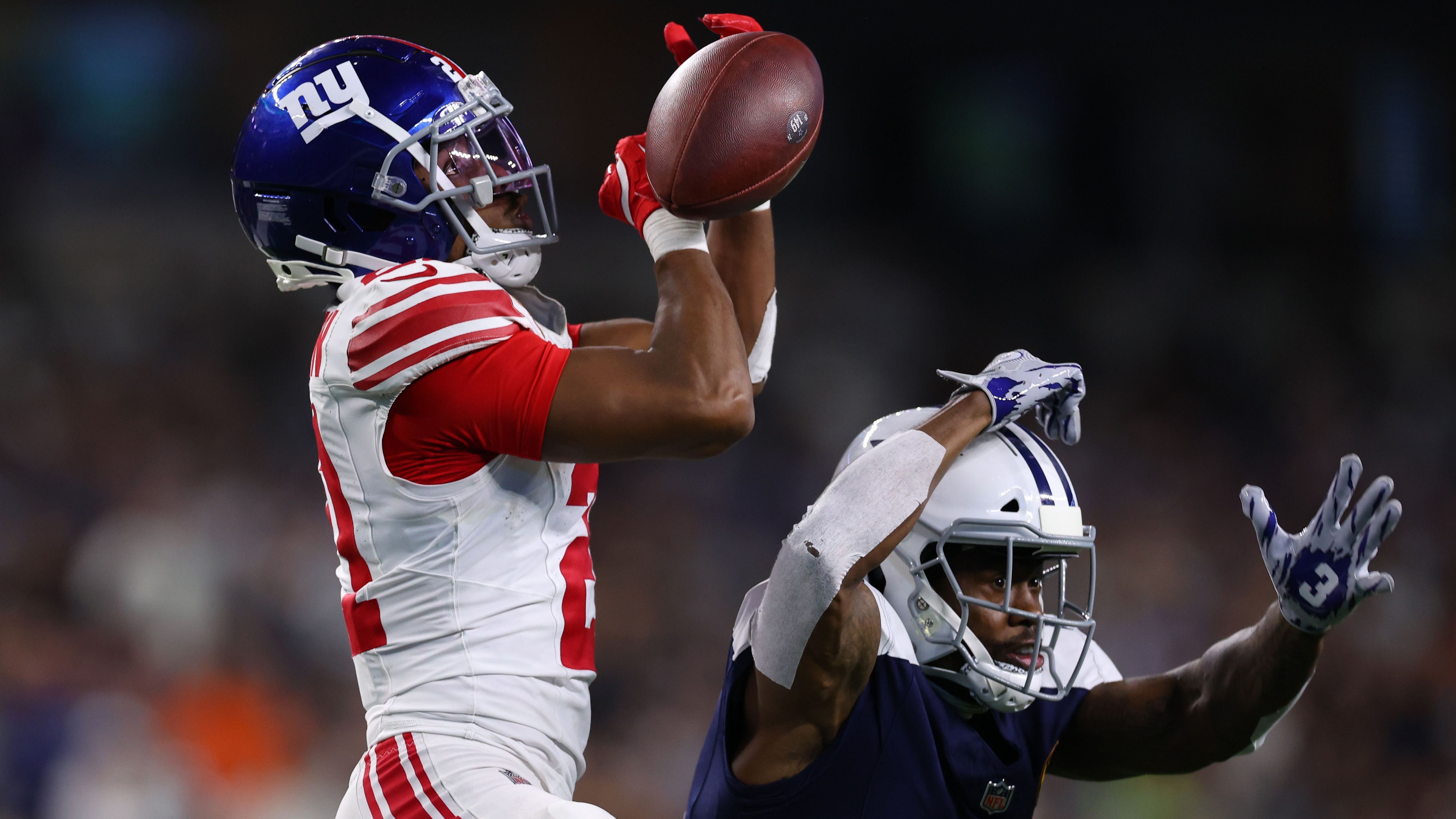 <strong>Week 14: New York Giants</strong><br>Als wäre die Saison 2024 für die New York Giants nicht schon fatal genug, bricht "Big Blue" auch noch einen unrühmlichen Rekord. Denn die Franchise sammelte bislang nur eine Interception, durch Linebacker Darius Muasau in Woche 1. In den weiteren elf Partien bis Week 14 fing kein Giants-Spieler einen gegnerischen Pass - die längste Flaute an interception-losen Spielen seit Beginn der Statistik-Aufzeichnungen 1933.<br><em>Auch interessant: <a target="_blank" data-li-document-ref="472672" href="https://www.ran.de/sports/nfl-new-york-giants-blamieren-sich-bei-red-zone-uebung-im-training-komplett-472672">NFL: New York Giants blamieren sich bei Red-Zone-Übung im Training</a></em>