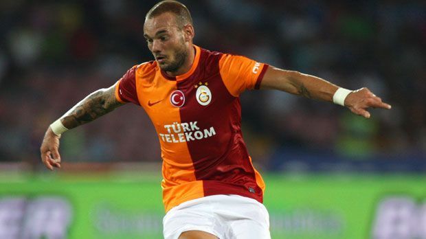 
                <strong>Galatasaray - Heimtrikot </strong><br>
                Zur Feier des Tages durften die Galatasaray-Stars schon am letzten Spieltag der vergangenen Saison ihre neue Arbeitskleidung probetragen. Sieht doch gut aus
              