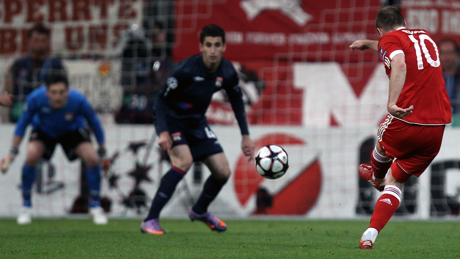 
                <strong>FC Bayern München - Olympique Lyon (Halbfinal-Hinspiel Saison 2009/10)</strong><br>
                Lyon schaffte es zuletzt vor zehn Jahren ins Halbfinale der Königsklasse und schon damals trafen die Franzosen auf den FC Bayern. Am 21. April 2010 fand das Hinspiel in München statt, dabei dauerte es bis rund 20 Minuten vor dem Ende, ehe Arjen Robben mit seinem Treffer zum 1:0 für die Gastgeber den Bann brach. Erschwert wurde dieses Hinspiel für die Bayern durch den Umstand, dass Franck Ribery schon vor der Pause wegen groben Foulspiels Rot sah. Ab der 54. Minute war aber wieder personeller Gleichstand auf dem Feld hergestellt, nachdem Lyons Jeremy Toulalan mit Gelb-Rot ebenfalls vorzeitig vom Platz musste. 
              