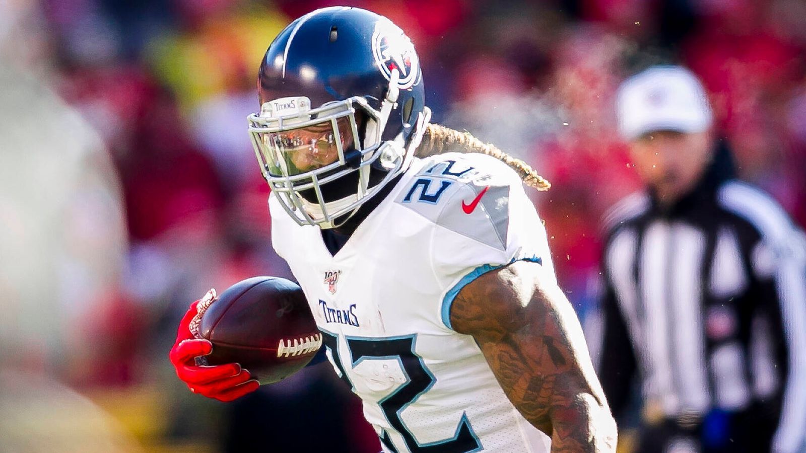 
                <strong>Derrick Henry (Tennessee Titans) </strong><br>
                Derrick Henry war 2019 einer der Hauptgründe für die erfolgreiche Saison der Tennessee Titans. In der regulären Saison lief er für 1540 Yards, in den Playoffs für 446 Yards – beides waren Bestwerte in der NFL. Der Rookie-Vertrag von Henry ist ausgelaufen. Die Titans haben ihn mit dem Franchise Tag versehen. Bedeutet: 2020 verdient der Running Back 10,278 Millionen Dollar. Oder einigen sich beide Parteien bis zur Frist am 15. Juli auf einen mehrjährigen Vertrag? Laut "NFL Network" arbeiten Team und Spieler an einem Deal. Anderenfalls könnte Tennessee Henry auch 2021 noch mit dem Franchise Tag halten, dann allerdings für 12,336 Millionen Dollar. Henry hat seinen Franchise Tag für 2020 bereits unterschrieben. Ein Streik im Stil von Le'Veon Bell im Jahre 2018 droht also eher nicht.
              