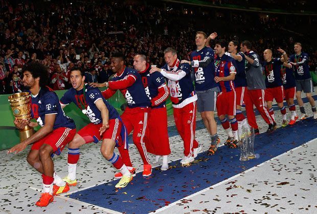 
                <strong>Zehntes Double: So feiern die Bayern</strong><br>
                Die gute alte Polonaise erlebt bei den Bayern eine Hochzeit. Angeführt von Dante (l.) tanzen die Münchner durch das Stadion in Berlin.
              
