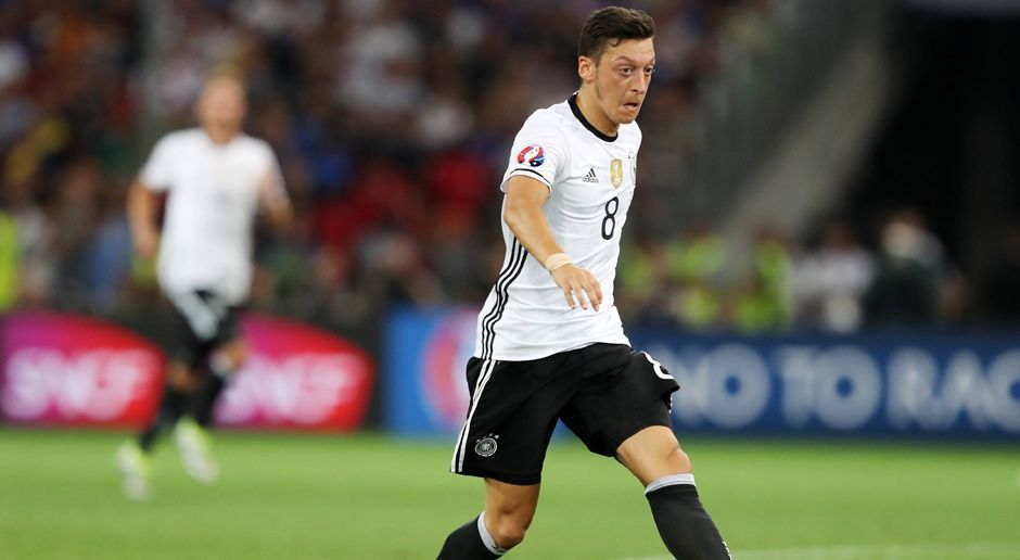 
                <strong>Mesut Özil</strong><br>
                Mesut Özil: Durfte noch für knapp eine halbe Stunde ran. Forderte den Ball und versuchte, etwas Schwung in das Spiel zu bringen. Mit Unterstützung der Gäste gelang ihm das 2:0 (77.). ran-Note: 3
              