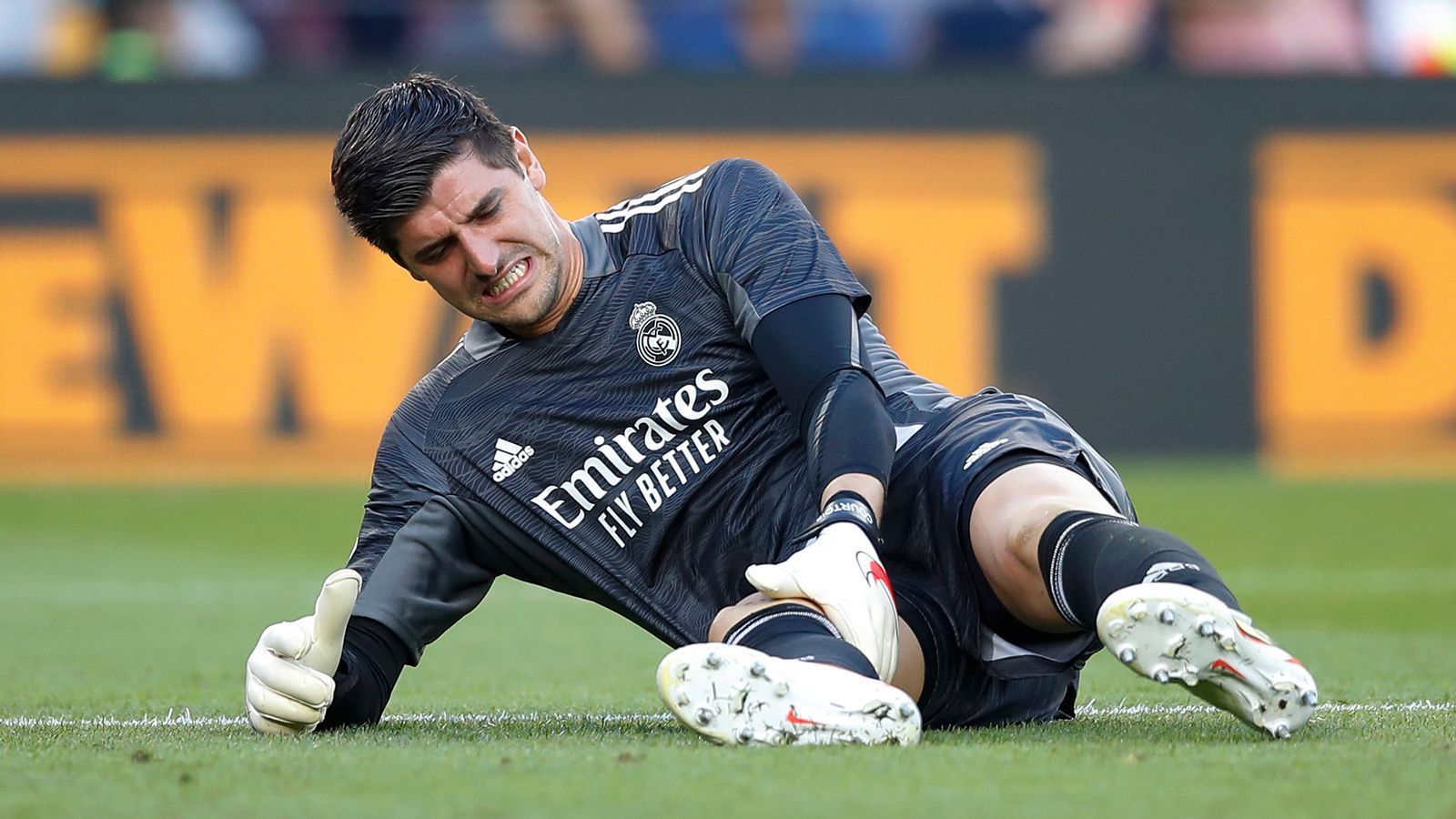 
                <strong>Thibaut Courtois (Real Madrid)</strong><br>
                Kurz vor dem Jahreswechsel wurden bei Real Madrid die obligatorischen Corona-Tests bei den Spielern durchgeführt und dabei gab es vier positive Fälle. Torhüter Thibaut Courtois (Bild), Federico Valverde, Eduardo Camavinga und Vinicius Junior infizierten sich mit dem Virus und musste daraufhin in häusliche Isolation. Beim 3:1-Sieg in der Copa del Rey gegen CD Alcoyano konnten zumindest Valverde und Camavinga aber schon wieder mitwirken.
              