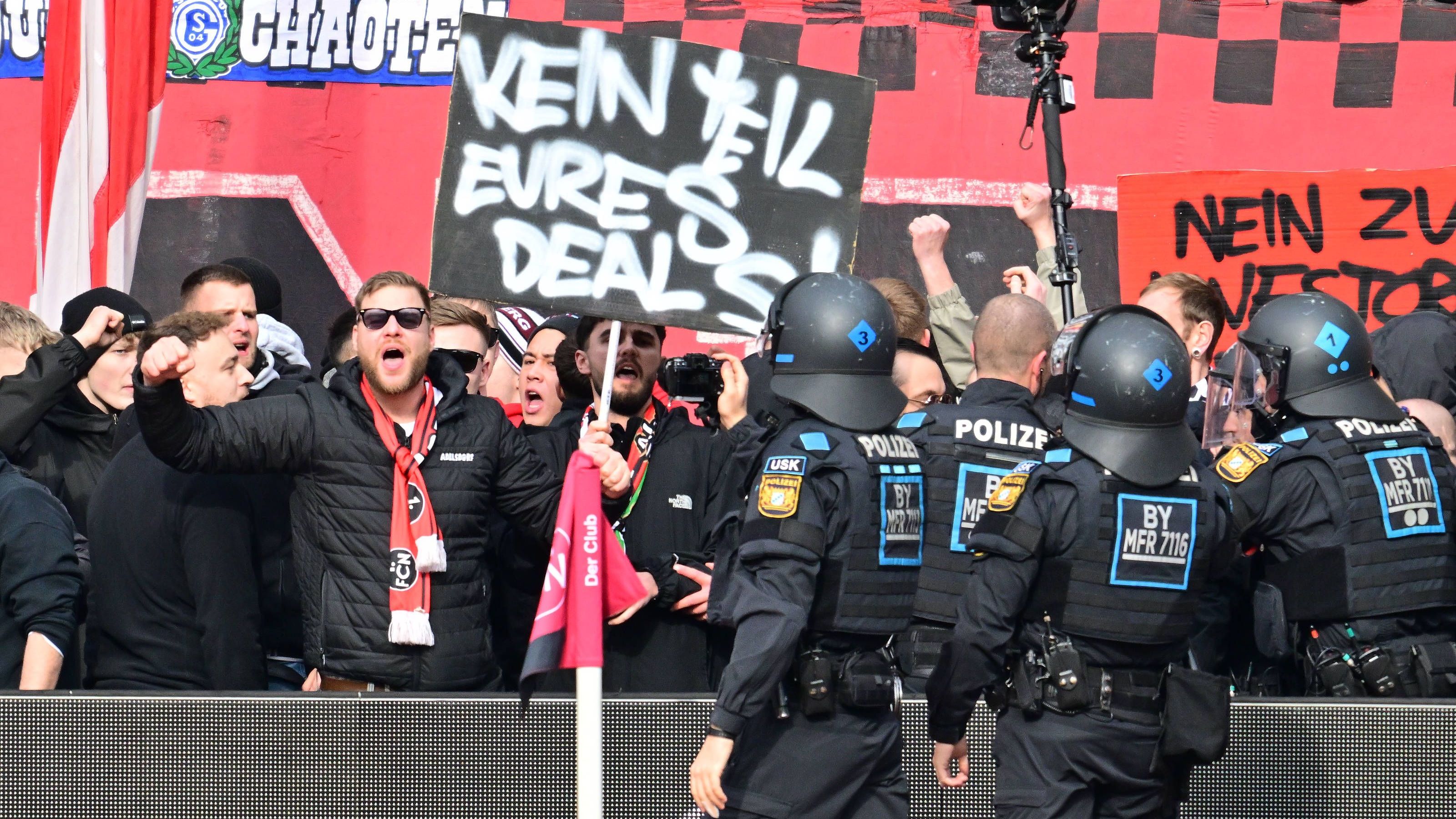 <strong>Club-Fans im Innenraum<br></strong>Das Spiel wurde daraufhin für rund 15 Minuten unterbrochen. Die Polizei rückte auf die Tartanbahn, es blieb aber friedlich, soweit aus den TV-Bildern ersichtlich war. Als FCN-Kapitän Jan Gyamerah das Gespräch suchen wollte, zogen sich die Fans wieder auf die Bühne zurück. Nach ca. 15 Minuten ging es dann weiter.