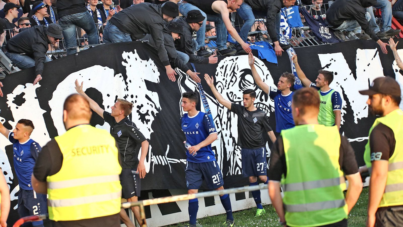 
                <strong>SV Waldhof Mannheim – Aller guten Dinge sind 3?</strong><br>
                Nachdem Waldhof Mannheim in den vergangenen beiden Jahren in den Aufstiegsspielen zur 3. Liga scheiterte, soll nun endlich die Rückkehr in den Profifußball gelingen. Nachdem die Hinrunde noch sehr durchwachsen verlief, begann unter dem neuen Trainer Bernhard Trares ein starker Aufwärtstrend, der die Mannschaft auf den 2. Platz der Regionalliga Südwest führte.
              