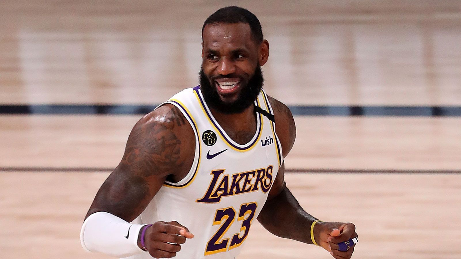 
                <strong>Platz 1: LeBron James</strong><br>
                In der NBA aktiv für: Cleveland Cavaliers, Miami Heat, L.A. LakersPlayoff-Siege: 161Absolvierte Playoff-Spiele: 246Playoff-Siege in %: 65,44
              