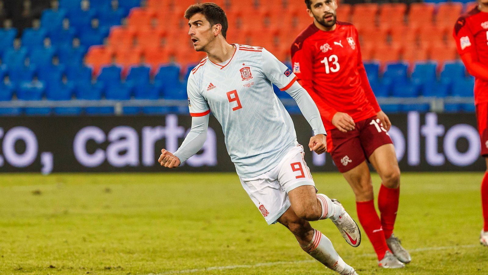 
                <strong>Gerard Moreno (FC Villarreal)</strong><br>
                Beim kürzlichen 1:1 in der Nations League gegen die Schweiz knipste einmal mehr ein Mann, den bislang wohl wirklich nur Spanien-Experten im Blick hatten: Gerard Moreno. Der 28 Jahre alte Stürmer von Villarreal ist so etwas wie der Spätstarter dieser neuen Generation der Iberer. Seit Herbst 2019 gehört der Torjäger (56 Treffer für Villarreal bei 147 Einsätzen) fest zum Aufgebot der spanischen Nationalmannschaft und kam seitdem auf die respektable Bilanz von vier Toren bei acht Einsätzen. Ein Vorteil des Routiniers könnte sein, dass er nicht auf die Position im Sturmzentrum fixiert ist. So spielte er beim Freundschaftsspiel gegen die Niederlande als Rechtsaußen in einem klassischen 4-3-3-System.
              