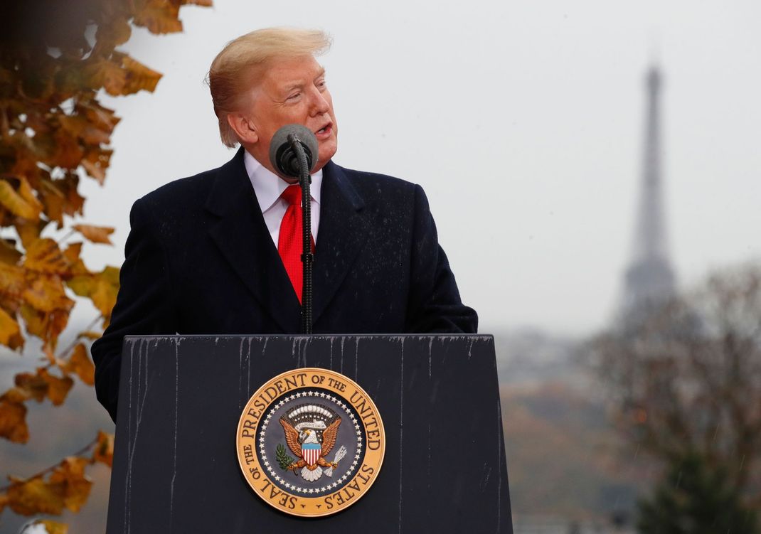 US-Präsident spricht bei einem Besuch in Paris während seiner ersten Amtszeit.