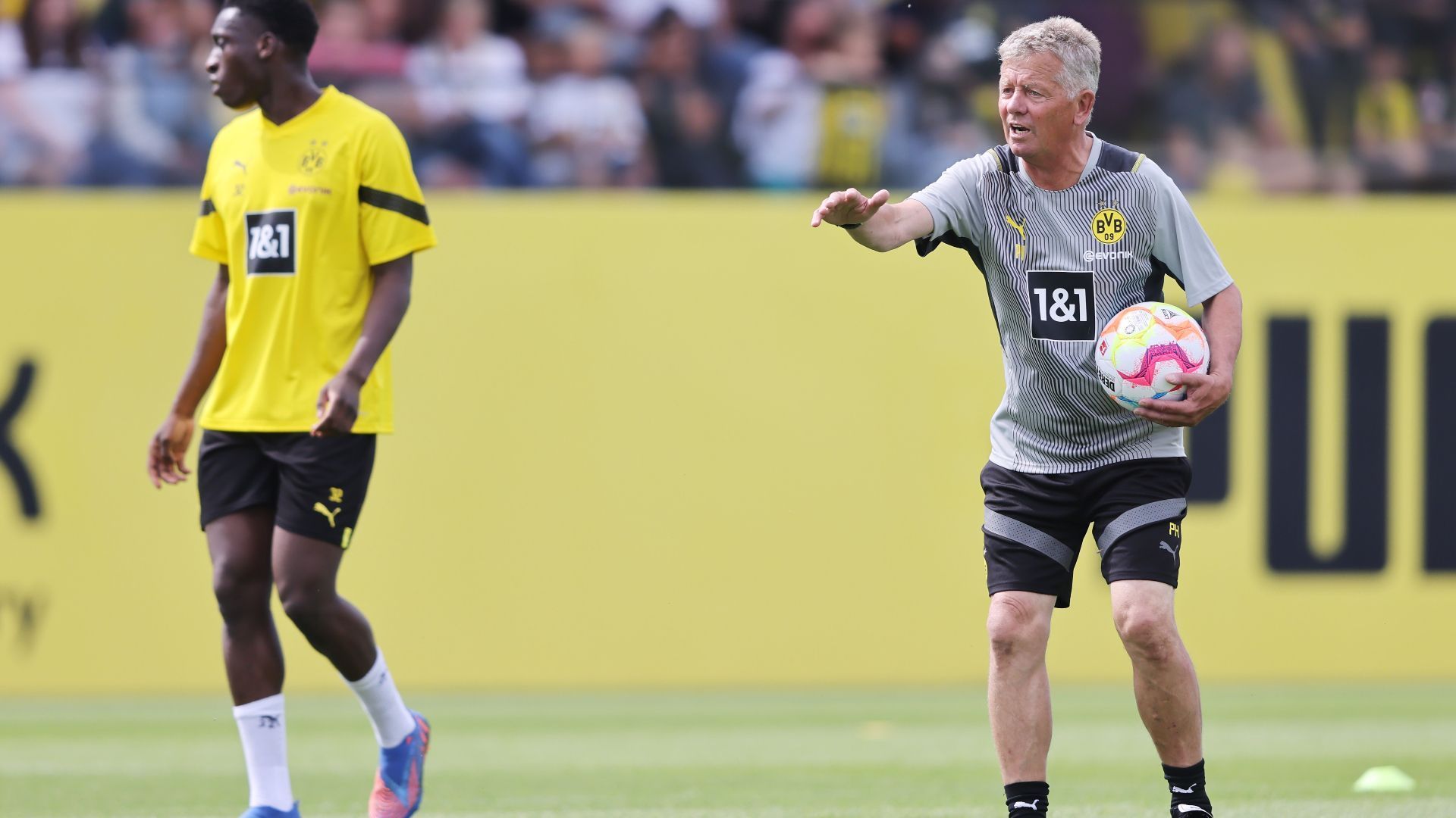 
                <strong>Der Trainingsauftakt von Borussia Dortmund</strong><br>
                Bei den Verpflichtungen der zahlreichen Stars und der Rückkehr von Terzic auf den Trainingsplatz ging die Verpflichtung von Peter Hermann ein wenig unter. Der ewige Co-Trainer ist mittlerweile eine Legende in der Bundesliga. Jetzt soll er dafür sorgen, dass der BVB im Meisterschaftskampf endlich wieder ein gehöriges Wörtchen mitredet. 
              