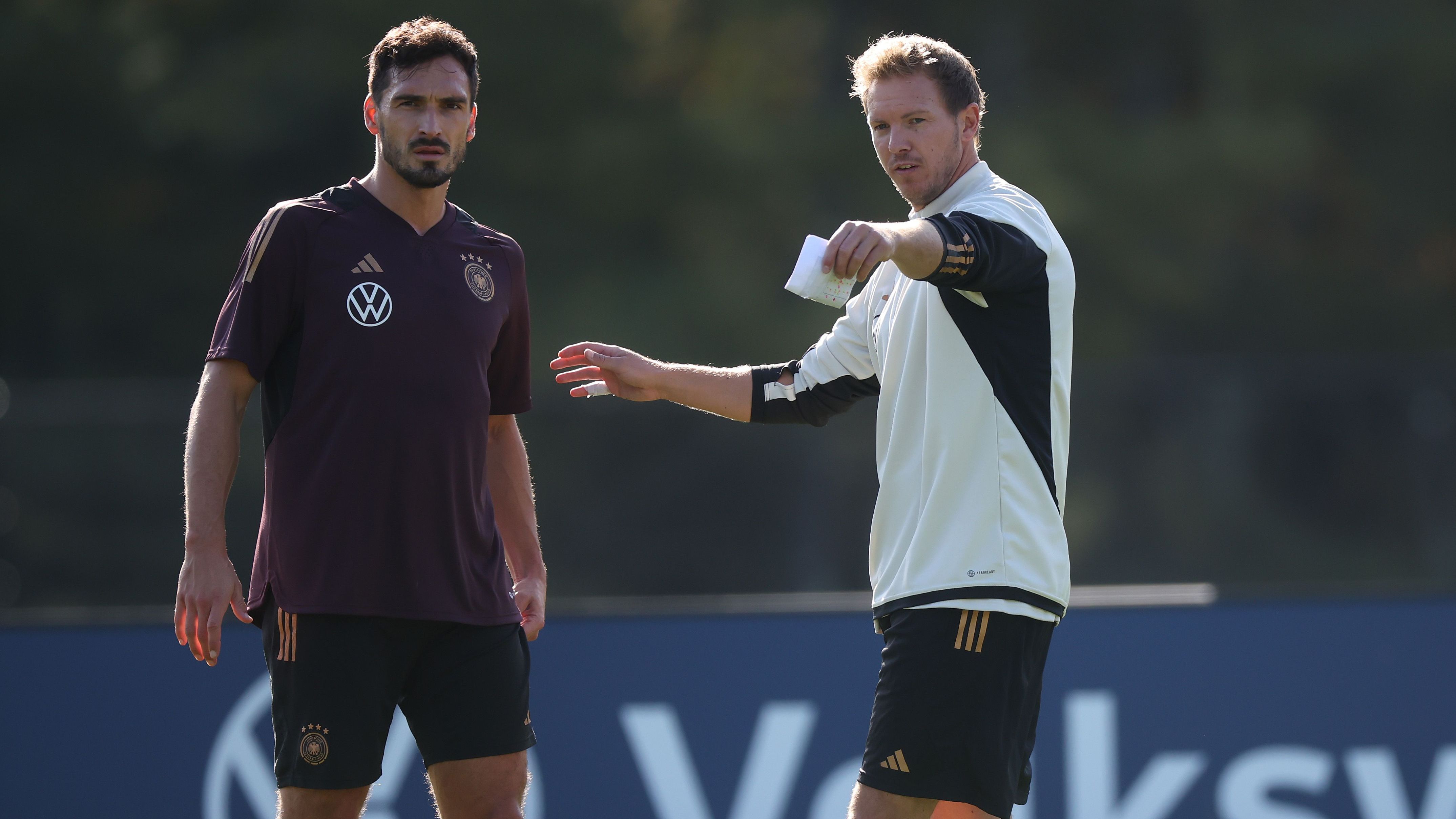 <strong>Innenverteidigung: Mats Hummels</strong><br>Wenn es nach dem Leistungsprinzip geht, führt auch kein Weg an Mats Hummels vorbei. Der Routinier hat sich sein DFB-Comeback durch die Leistungen beim BVB verdient. Sein Stellungs- und Aufbauspiel sind nach wie vor überragend. Da spielt dann auch die mangelnde Geschwindigkeit im Antritt eine untergeordnete Rolle. Hummels ist offenbar schon jetzt <a target="_blank" href="https://www.ran.de/sports/fussball/europameisterschaft/news/dfb-nationalmannschaft-hummels-nagelsmann-usa-reise-mueller-em-deutschland-323473">der verlängerte Arm von Nagelsmann</a>.