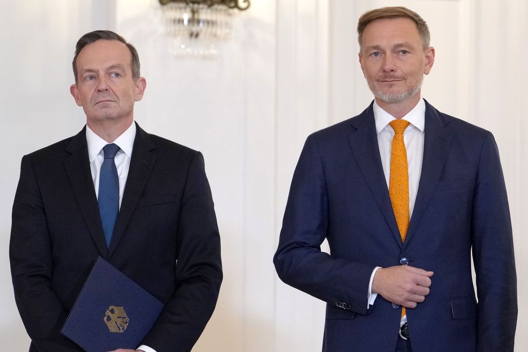 Volker Wissing (l), Bundesminister für Digitales und Verkehr sowie neuer Bundesminister der Justiz, steht neben Christian Lindner (FDP), ehemaliger Bundesminister der Finanzen, im Schloss Bellevue.