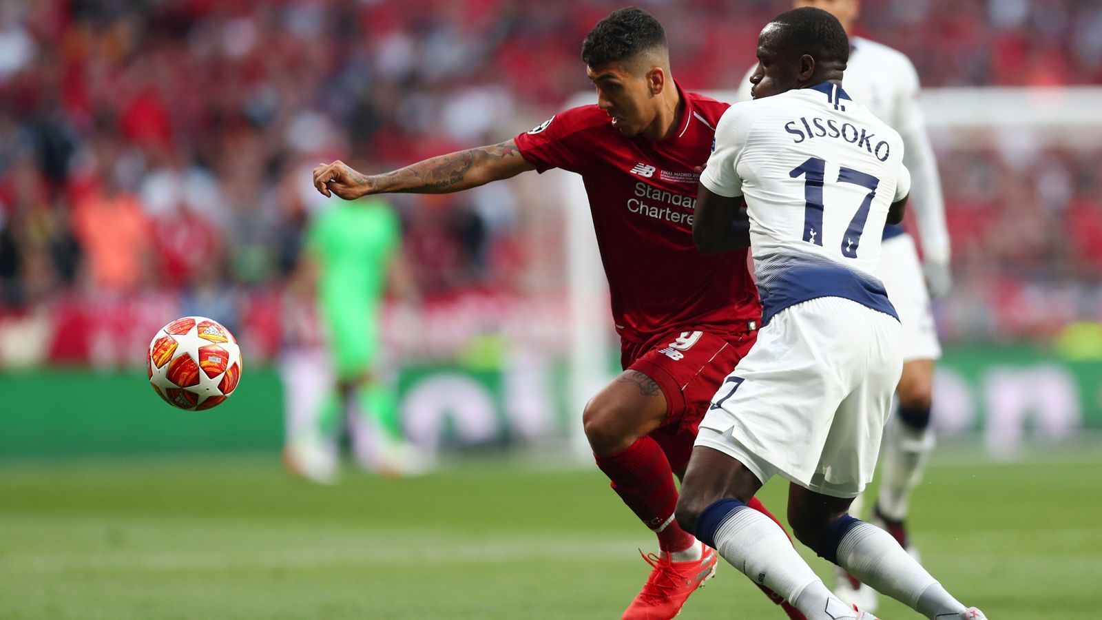 
                <strong>Roberto Firmino (FC Liverpool)</strong><br>
                Entwarnung vor dem Spiel für Liverpool. Der Brasilianer kehrte nach überstandener Muskelverletzung zurück in die Startelf. Dann allerdings mit wenigen Ballaktionen und kaum Bindung zum Spiel. Wirkt an diesem Abend wie ein Fremdkörper im Liverpooler Spiel. Offensichtlich noch nicht wieder im Vollbesitz seiner Kräfte. Wird in der 58. Minute folgerichtig durch Origi ersetzt. ran-Note: 5
              