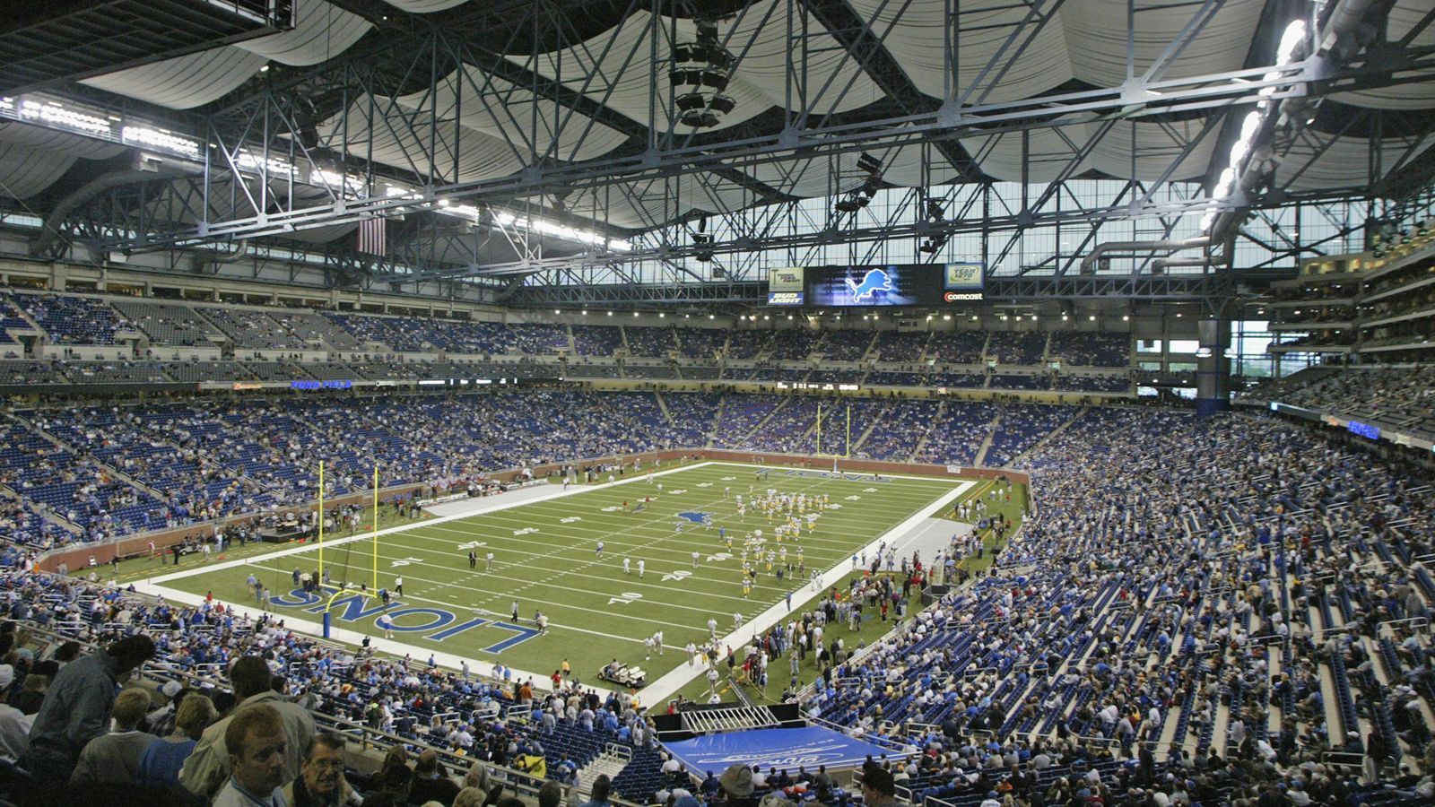 <strong>Detroit Lions: Ford Field</strong><br>
                • Kapazität: 65.000&nbsp;<br>• Eröffnung: August 2002; Renovierung 2017&nbsp;<br>• Kosten: 430 Millionen Dollar; Renovierungskosten 100 Millionen Dollar <br>• Eigentümer: Stadt Detroit/ Wayne County Stadium Authority