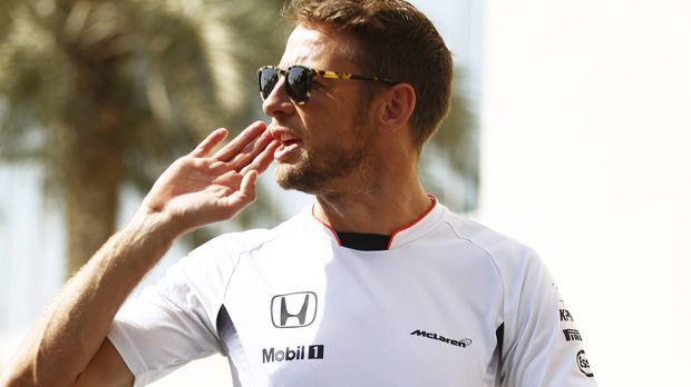 
                <strong>Jenson Button</strong><br>
                Jenson Button: Die elegante Lösung. Der Brite wollte 2017 ein "Sabbatical" nehmen mit der Option, 2018 für McLaren-Honda ins Cockpit zurückzukehren. Der Weltmeister von 2009 wäre sofort verfügbar, Lust auf das Top-Cockpit der Formel 1 dürfte er auch haben, auch wenn der 36-Jährige zuletzt beim Saisonfinale in Abu Dhabi davon ausgegangen ist, dass er sein letztes Formel-1-Rennen gefahren ist.
              