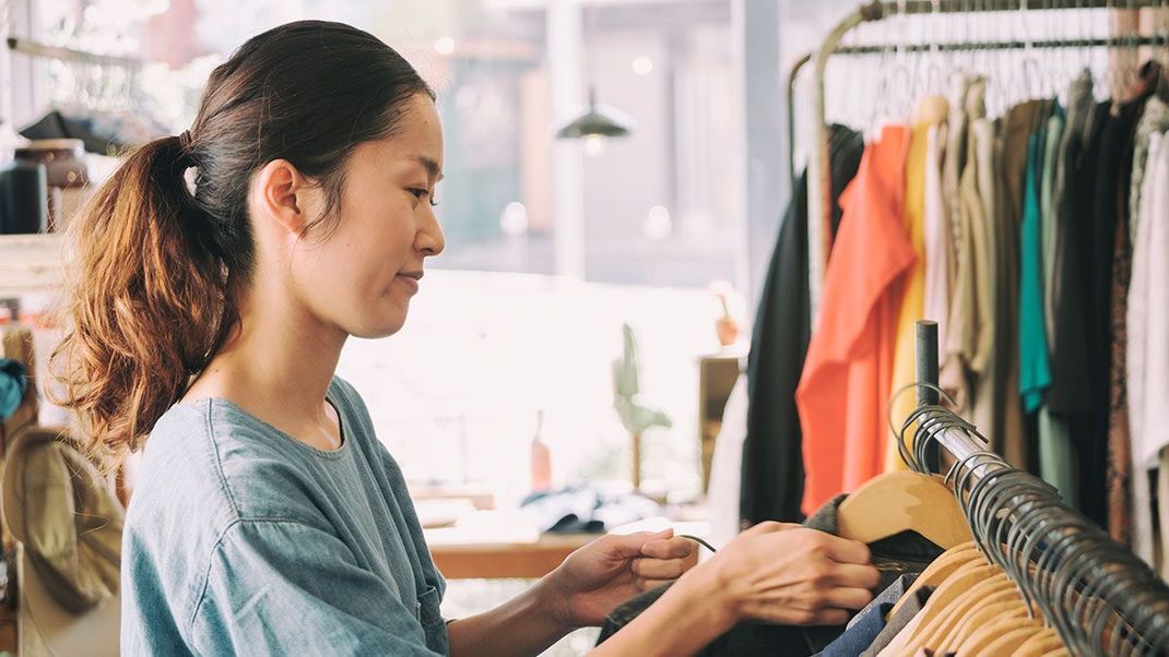 Achtet beim Kauf eurer favorisierten Fashion-Pieces auf Gütesiegel wie Blauer Engel, Oeko-Tex und Co.