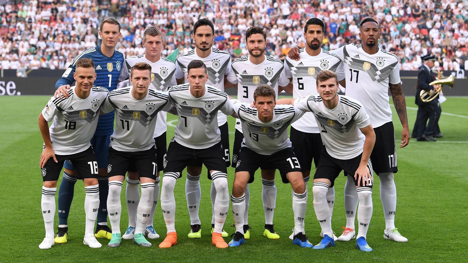 
                <strong>Das Durchschnittsalter der WM-Kader</strong><br>
                Bundestrainer Joachim Löw hat einen im internationalen Vergleich jungen Kader für die WM nominiert. Das Durchschnittsalter beträgt 26,7 Jahre. Damit stellt Deutschland das siebtjüngste Team unter den 32 Teilnehmern. Wissen Sie, wer der jüngste und älteste Kicker im deutschen Kader sind? Und bei den anderen Nationen? Wie hoch ist das Durchschnittsalter bei den Konkurrenten? ran.de hat die Daten zusammengestellt.
              