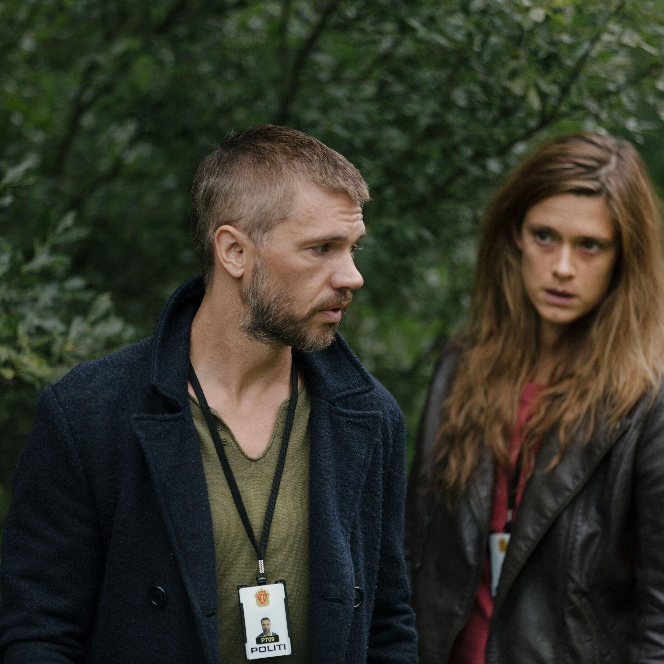 Lars Haaland (Nicolai Cleve Broch, l.) und Alfhildr Enginsdottir (Krista Kosonen) ermitteln.