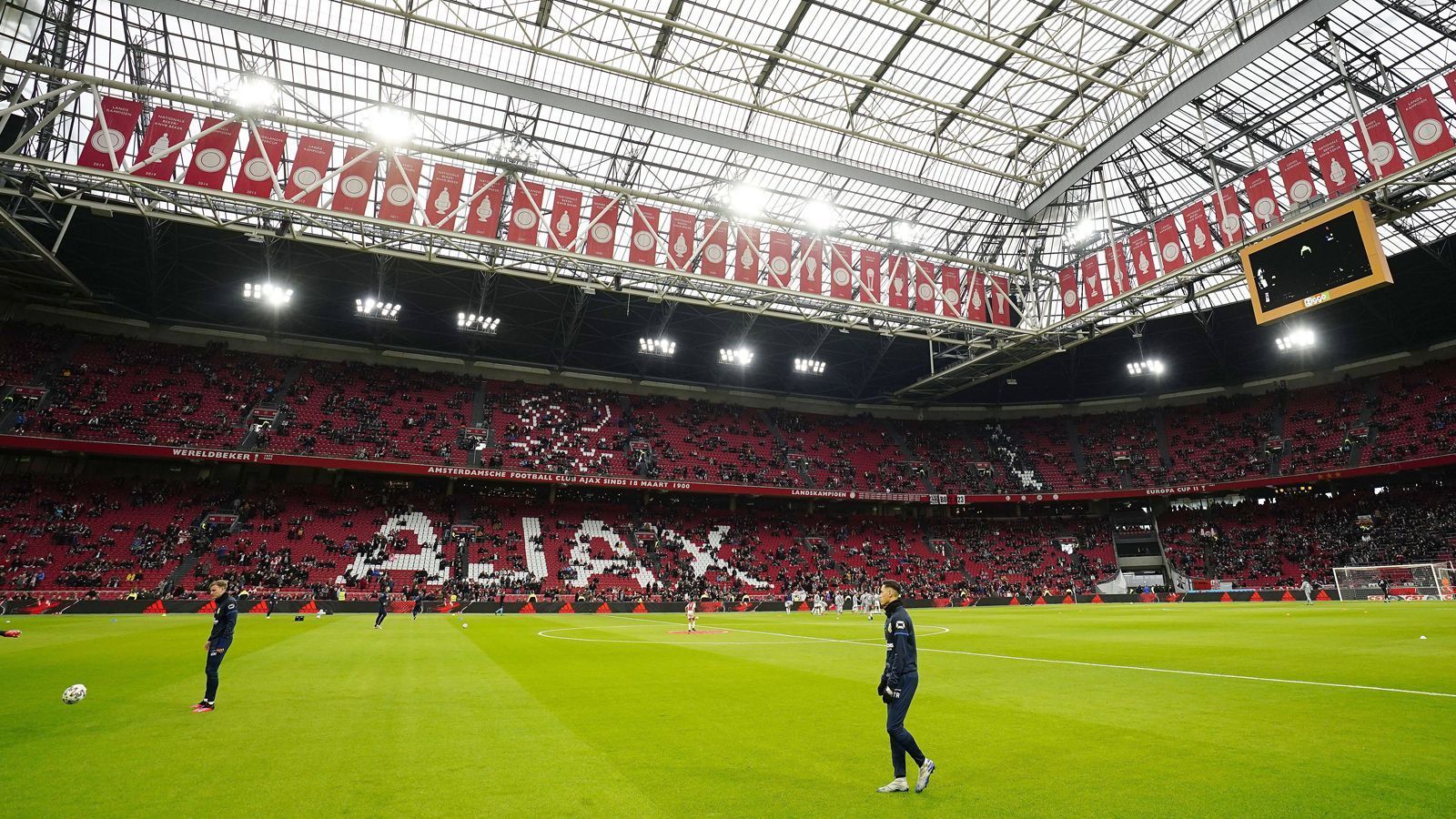 
                <strong>Eredivisie (Niederlande)</strong><br>
                Auch der niederländische Verband (KNVB) hat die Saison abgebrochen, wird in diesem Jahr aber keinen Meister küren. Damit muss Rekordmeister und Tabellenführer Ajax Amsterdam auf seinen 35. Titel warten. Absteiger aus der Eredivisie wird es genauso wie Aufsteiger aus der 2. Liga nicht geben. Dafür aber jede Menge Ärger.
              