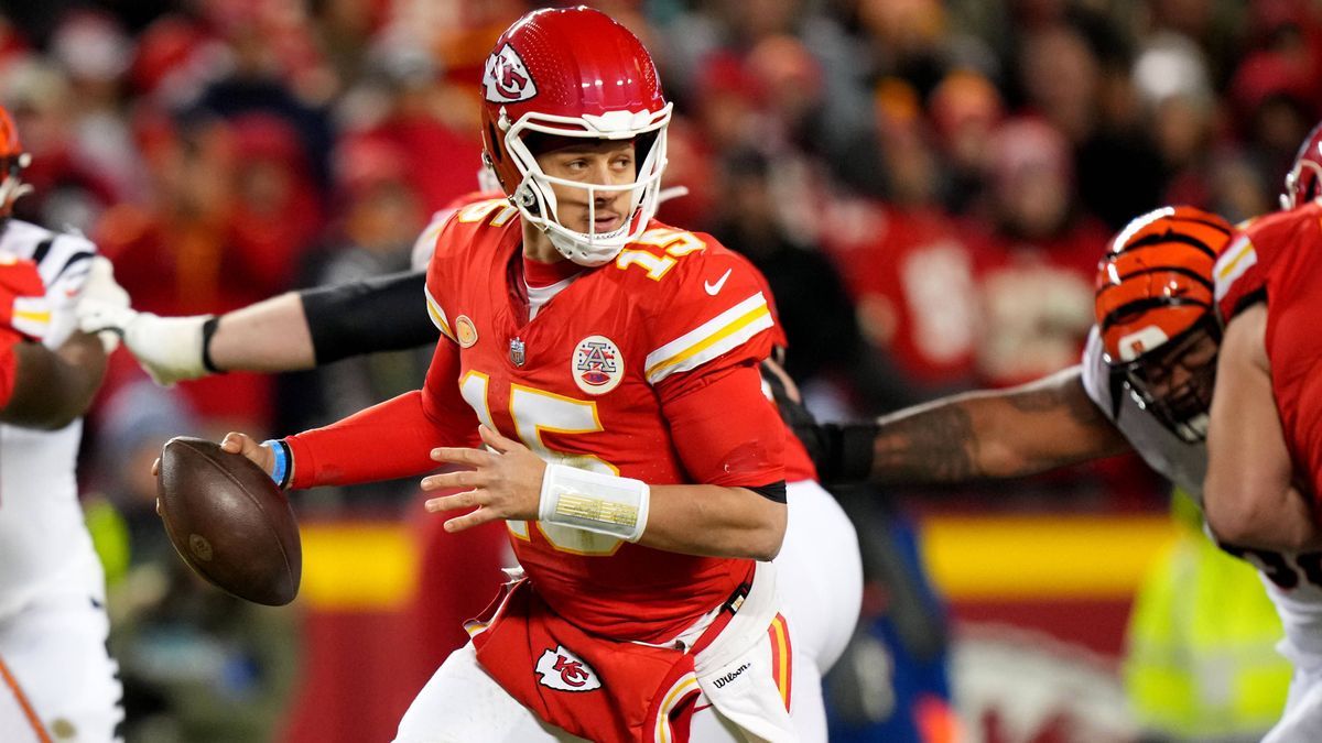 NFL, American Football Herren, USA Cincinnati Bengals at Kansas City Chiefs Dec 31, 2023; Kansas City, Missouri, USA; Kansas City Chiefs quarterback Patrick Mahomes (15) roll out of the pocket in t...