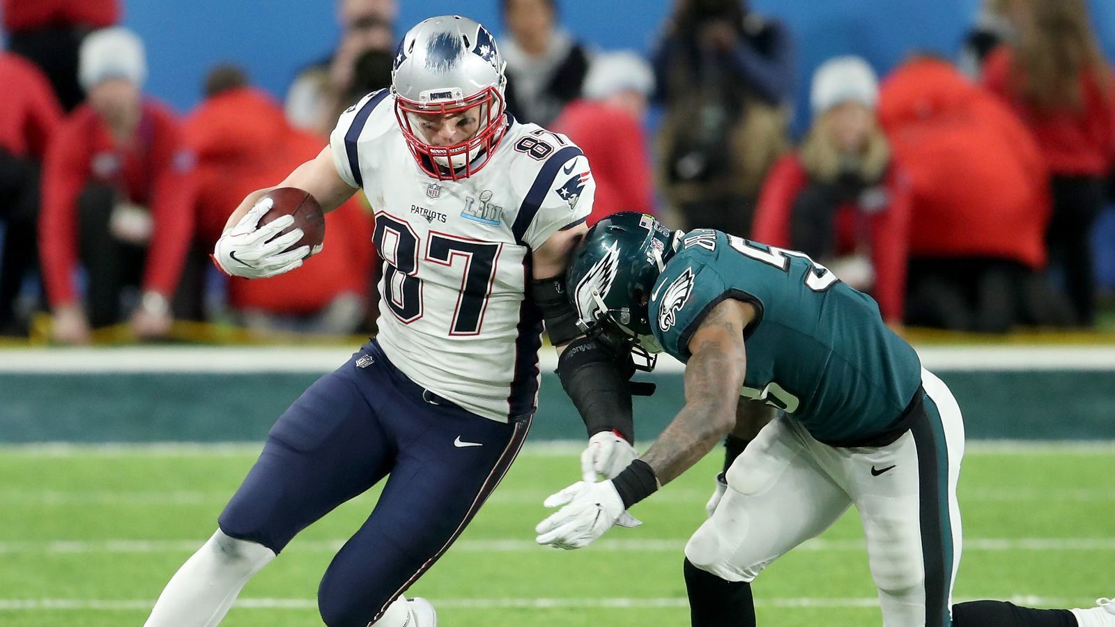 
                <strong>2018: Gehirnerschütterung</strong><br>
                Die große Angst der NFL-Profis: Gronk zieht sich im Januar im Conference Final gegen die Jaguars eine Gehirnerschütterung zu. Rechtzeitig zum Super Bowl gegen die Philadelphia Eagles wird er aber aus dem Concussion Protocol entlassen. Nach der Schlappe gegen die Eagles denkt er laut über einen Rücktritt nach.
              