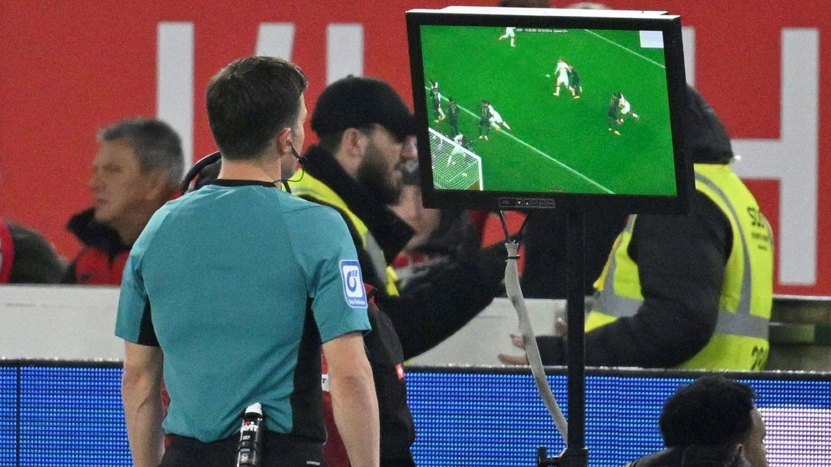 Schiedsrichter Osmers übrprüft die Strafstoß-Szene