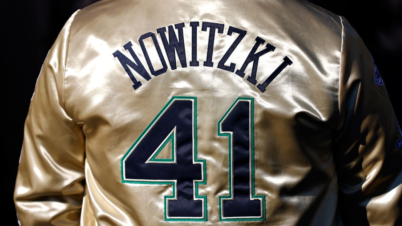 
                <strong>Nowitzki auf dem Weg in die Hall of Fame</strong><br>
                Der Weg zur Heim-Arena der Mavericks hört bereits auf den Namen "Nowitzki-Way", nun steht dort auch die Statue des besten deutschen Basketballers. Doch "Dirkules", wie Nowitzki in den USA häufig genannt wird, stehen weitere Ehrungen bevor. Die Aufnahme Nowitzkis in die Hall of Fame gilt als sicher.
              