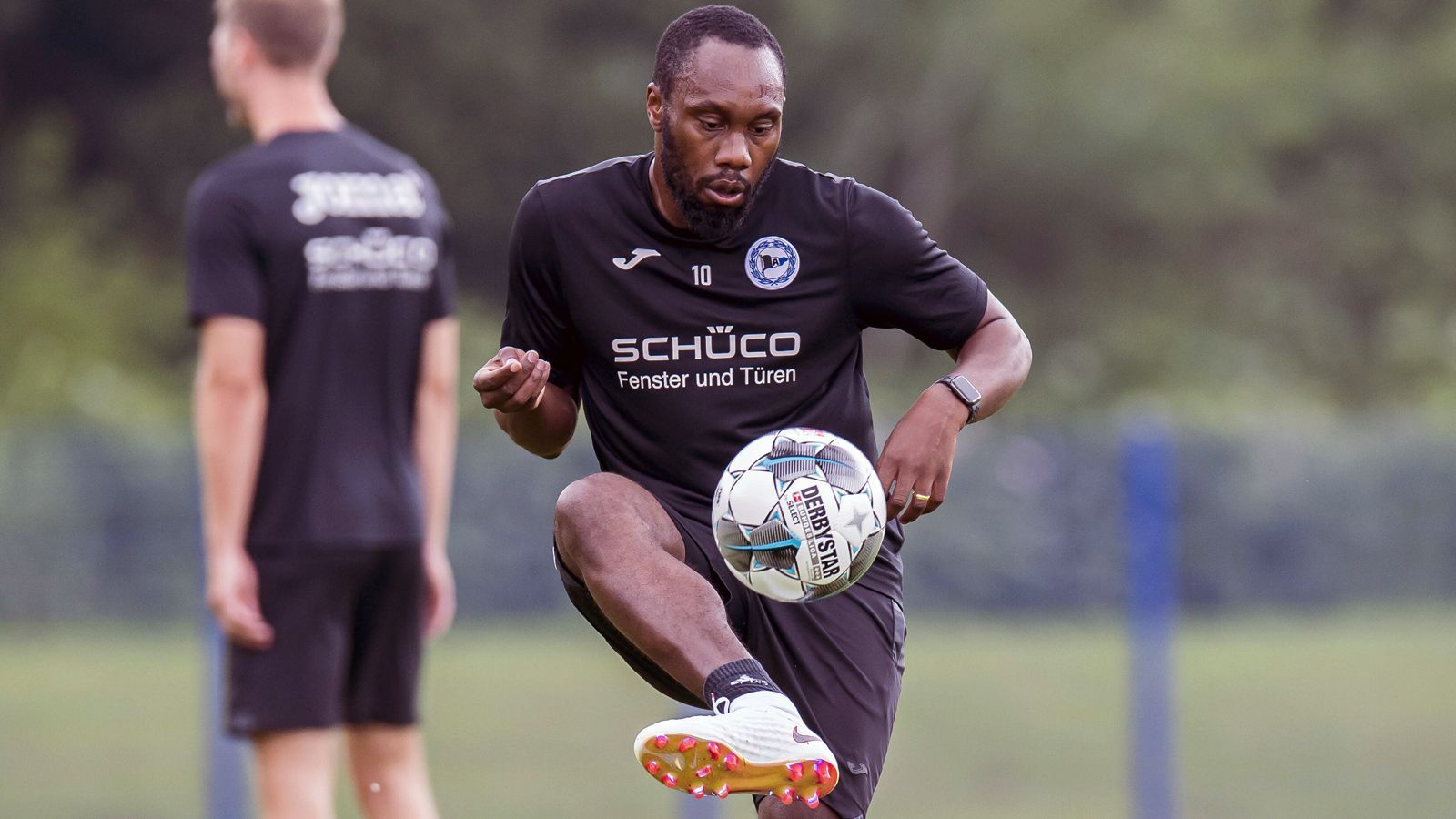 
                <strong>Arminia Bielefeld</strong><br>
                Trainingsstart: 6. AugustTrainingslager: 23. bis 30. August in Scheffau (Österreich)Testspiele: am 9 August gegen FC Preußen Espelkamp (5:0), am 15. August gegen VfL Osnabrück (1:1), am 18. August gegen SC Verl (2:1), am 25. August gegen Feyenoord Rotterdam (0:0), am 29. August gegen VfB Stuttgart (0:2), am 2. September gegen MSV Duisburg (3:2), am 6. September gegen FC Groningen (1:1)
              