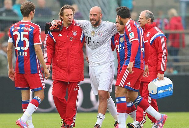 
                <strong>FC Bayern beim Paulaner-Cup</strong><br>
                Doch schon nach fünf Minuten gibt es den ersten Schock bei den Profis: Ersatztorwart Pepe Reina (M.) zieht sich ohne Fremdeinwirkung eine Muskelverletzung in der linken Wade zu.
              