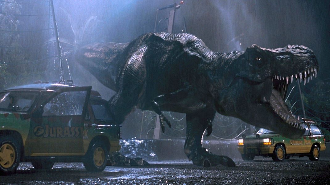 In "Jurassic Park" gibt es zahlreiche Fehler mit Autos, darunter plötzlich reparierte Scheinwerfer und wechselnd offene Türen.