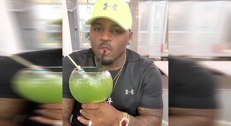 
                <strong>Terrance West</strong><br>
                Heute mal nur einen Drink! Das dachte sich wohl Running Back Terrance West von den Baltimore Ravens. Das ist wahrscheinlich die Vorgabe von Head Coach John Harbaugh für die Offseason: Alkohol ist in Ordnung, aber nur ein Glas pro Tag. West ist schon ein Lümmel. Und das ist sonst nur Kanye: Let's have a toast for the RBs! #Runaway
              
