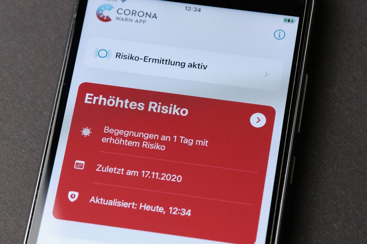 Corona-App: Die kostenlose App fürs Smartphone warnt den User, wenn er Kontakt zu einer infizierten Person hatte. Und berechnet anhand von Faktoren wie Begegnungs-Dauer oder Abstand das Ansteckungs-Risiko. Das Tool unterstützt die Behörden dabei, Infektionsketten nachzuverfolgen und zu unterbrechen. Ein Update sorgt nun unter anderem dafür, dass die Risiko-Ermittlung mehrmals täglich erfolgt. Nutzer mit positivem Test-Ergebni