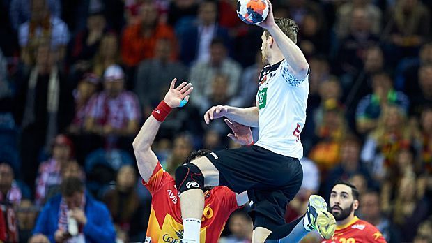 
                <strong>Bilder zum EM-Finale Deutschland gegen Spanien</strong><br>
                Nur fliegen ist schöner: Hier hämmert Siebenmeter-Experte Tobias Reichmann den Ball aus dem dritten Stock ins Tor der Iberer.
              