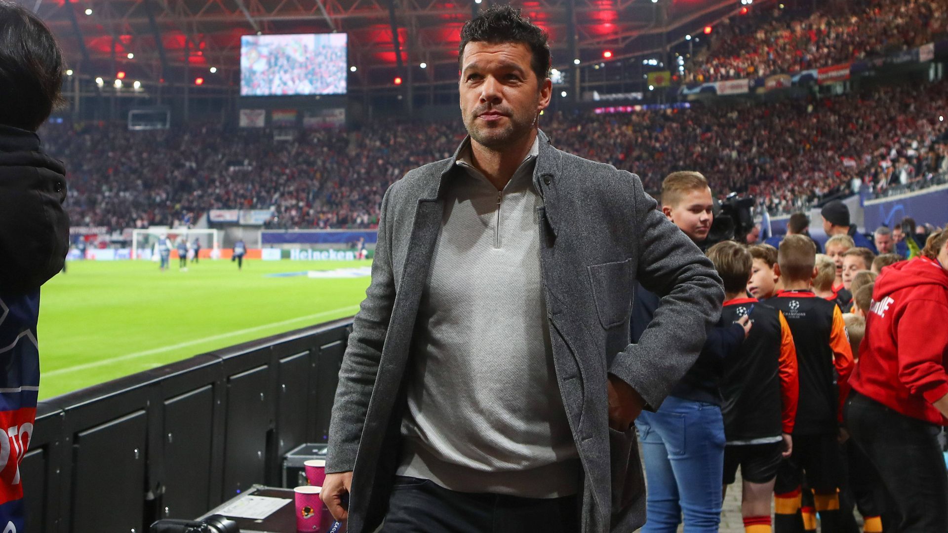 
                <strong>Michael Ballack</strong><br>
                Der ehemalige Nationalmannschaftskapitän ist bislang weder als Trainer noch als Manager im Fußball in Erscheinung getreten. Durch seine Jobs als Experte für diverse TV-Sender hat er sich in den letzten Monaten aber wieder ins Rampenlicht gestellt. Für seinen ehemaligen Mitspieler im DFB-Team und bei den Bayern, Bastian Schweinsteiger, wäre er zumindest ein Kandidat. Er gehöre zu den Typen, "die auch richtig anpacken können", sagte Schweinsteiger in der "ARD".
              