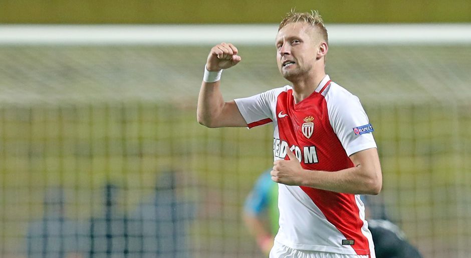 
                <strong>Grund 5: Kamil Glik</strong><br>
                Zwar ist die Offensive das Prunkstück des AS Monaco, doch auch defensiv sind die Monegassen eines der besten Teams der Ligue 1. Dass Monaco in bisher 31 Ligaspielen nur 22 Gegentore kassiert hat, liegt vor allem an Abwehrchef Kamil Glik. Der Pole kam vor der Saison für elf Millionen Euro vom FC Turin und sorgte gleich für mehr Stabilität gegenüber dem Vorjahr, als Jardims Team insgesamt 50 Ligagegentore kassiert hatte. Und falls Falcao, Mbappe und Co. vorne mal Ladehemmung haben sollten: Glik ist zur Stelle. Bereits sieben Treffer kann der Innenverteidiger wettbewerbsübergreifend verbuchen.
              