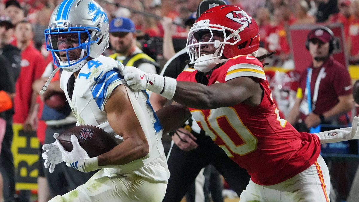 NFL, American Football Herren, USA Detroit Lions at Kansas City Chiefs Oct 12, 2025; Kansas City, Missouri, USA; Detroit Lions wide receiver Amon-Ra St. Brown (14) makes a catch against Kansas City...