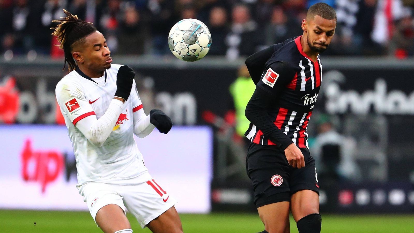 
                <strong>Eintracht Frankfurt - RB Leipzig</strong><br>
                Erst vor wenigen Wochen musste der damalige Bundesliga-Tabellenführer RB Leipzig auswärts in Frankfurt die wiedergewonnene Stärke der Eintracht am eigenen Leib erfahren. Die Sachsen verloren mit 0:2 und kamen auch zuletzt gegen Gladbach in Überzahl nicht über ein 2:2-Unentschieden hinaus. Das Momentum spricht also eher für die Eintracht, zumal die Hessen in der Bundesliga seit drei Spielen ungeschlagen sind und zuletzt beim 1:1-Unentschieden in Düsseldorf nicht aufgaben und in der Nachspielzeit durch Timothy Chandler den Ausgleich erzielten. ran.de-Tipp: 2:1
              