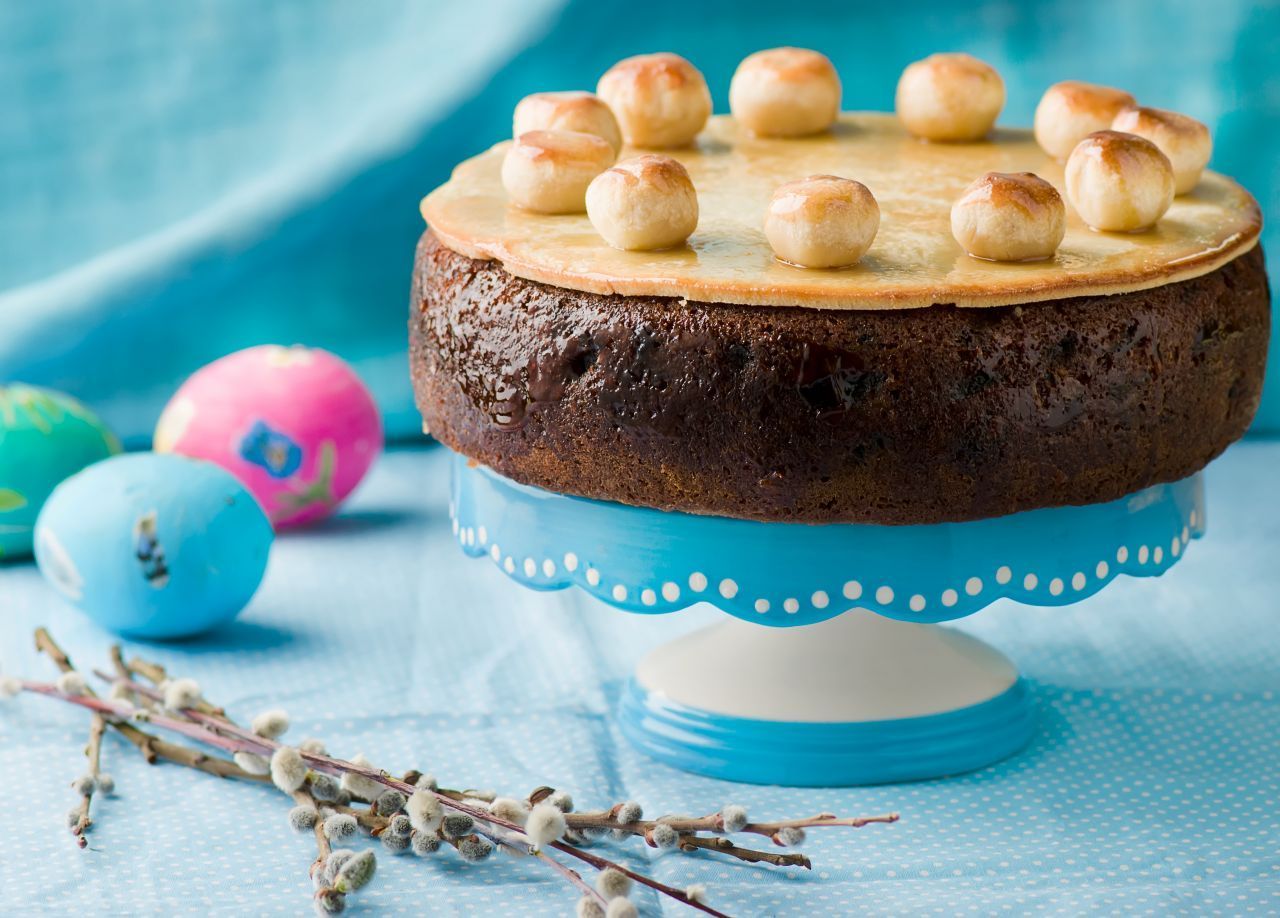 Großbritannien und Irland: Fruchtig kommt der Simnel Cake daher. Ob mit Kirschen, Aprikosenmarmelade oder Rosinen - auf jeden Fall ist eine Menge Marzipan drin.