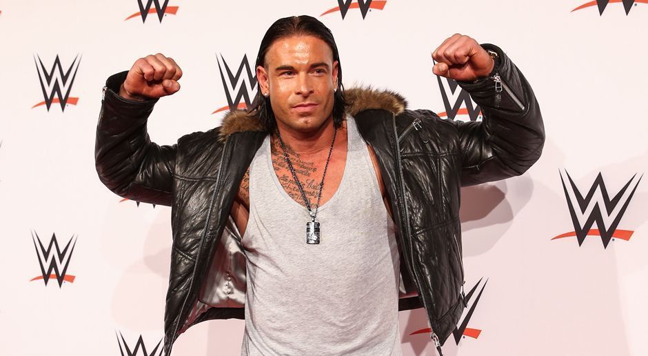 
                <strong>Tim Wiese</strong><br>
                Tim Wiese feierte im vergangenen Jahr nicht nur sein Debüt im Wrestling-Ring, "The Machine" könnte beim Kreisligisten SSV Dillingen dank eines neuen Spielerpasses theoretisch sogar wieder als Torhüter auflaufen. Er müsste sich dafür nicht einmal viel bewegen, mittlerweile deckt Wiese fast die gesamte Breite des Tores durch seine bloße Erscheinung ab.
              