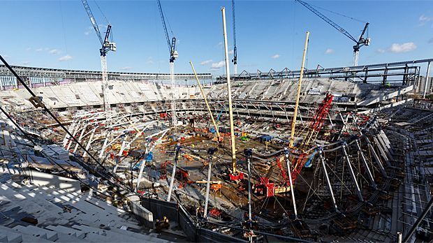 
                <strong>Das neue Stadion der Spurs</strong><br>
                Die National Football League hat mit Tottenham eine zehnjährige Partnerschaft abgeschlossen und wird bereits ab 2018 einen Teil seiner London Games an der "neuen White Hart Lane" ausrichten. NFL-Premiere feiert das Stadion am 14. Oktober, wenn die Seattle Seahawks und Oakland Raiders aufeinander treffen.
              