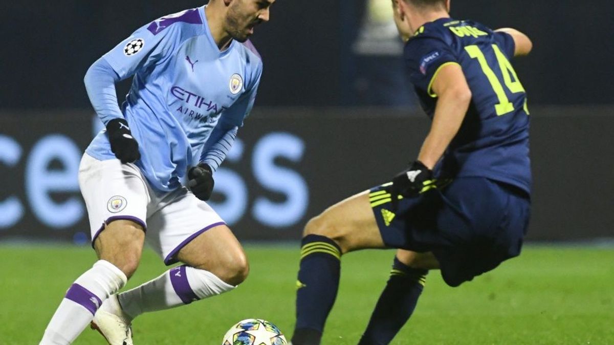 Gündogan (l.) schreibt den Titel ab