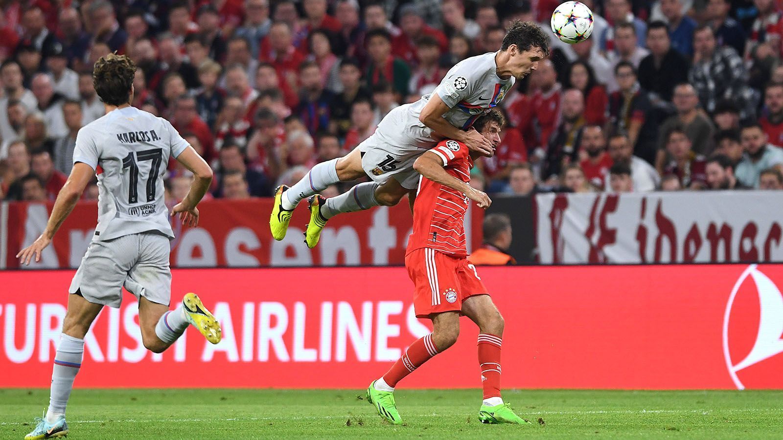 
                <strong>Andreas Christensen</strong><br>
                Hat seine Gegenspieler meist im Griff, agiert zweikampfstark und mit einer guten Übersicht. Lässt sich nur selten überraschen, bringt seine Qualität auf den Rasen. Ist beim 0:2 aber auch einer, der kurz unaufmerksam ist. Muss in der 70. Minute vom Platz. ran-Note: 3
              