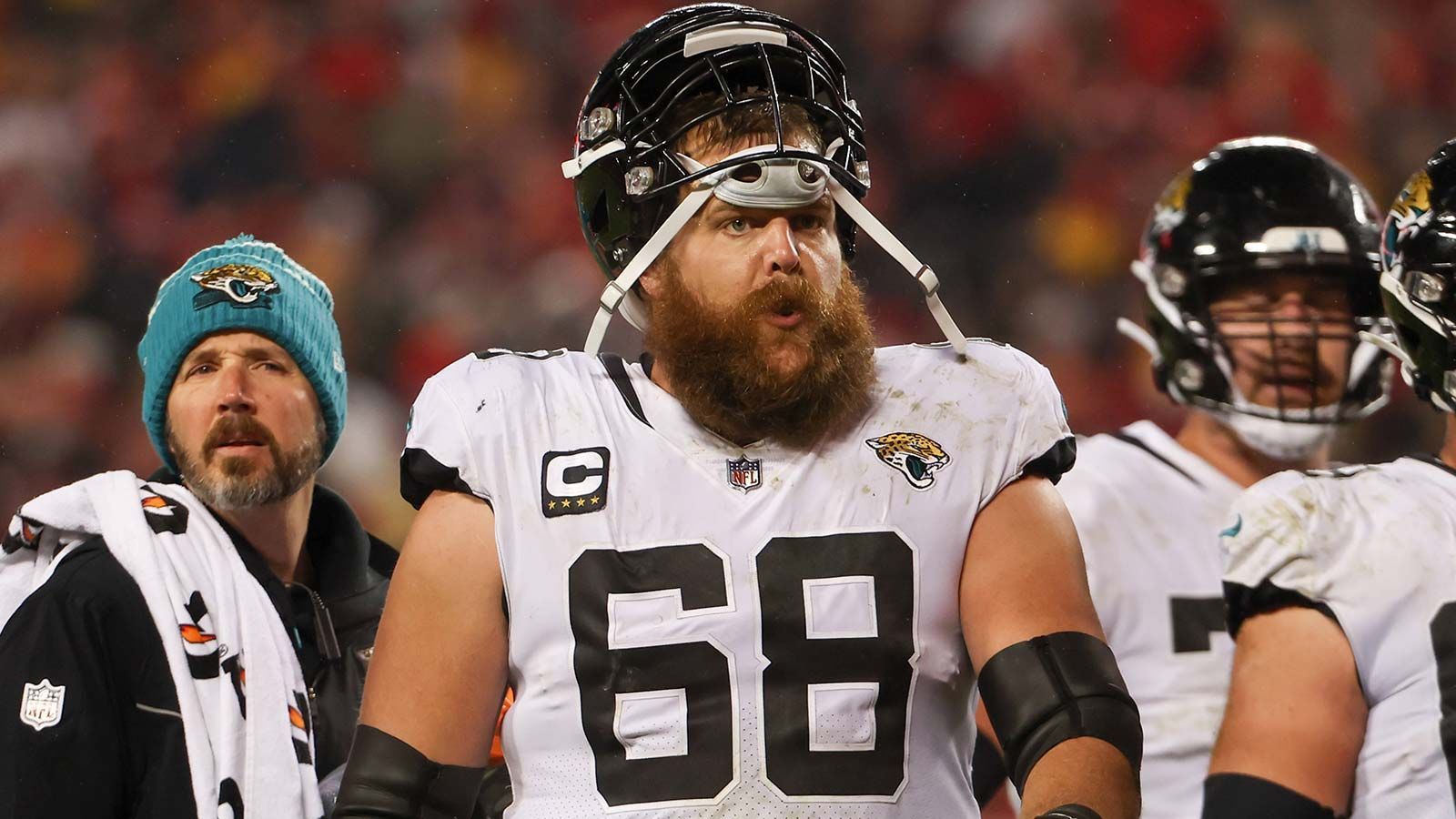 
                <strong>Jacksonville Jaguars – OT</strong><br>
                Für die Jacksonville Jaguars sollte die Offensive Line an der Spitze der Draft-Liste stehen, nachdem Right Tackle Jawaan Taylor zu den Kansas City Chiefs gewechselt ist. Mit Trevor Lawrence hat Jacksonville endlich seinen Franchise Quarterback gefunden. Dessen Gesundheit sollte lieber nicht aufs Spiel gesetzt werden. Passenderweise gibt es in diesem Draft eine ganze Reihe an hervorragenden Offensive-Line-Talenten.  
              