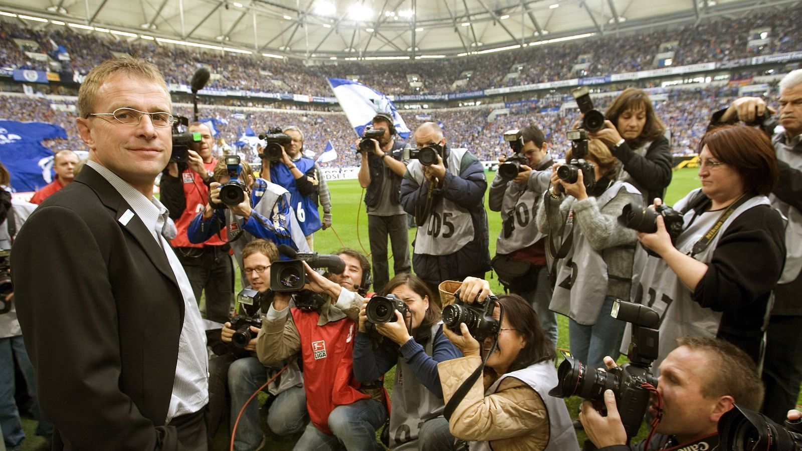 
                <strong>Ralf Rangnick</strong><br>
                Bundesliga-Debüt als Schalke-Trainer: 3. Oktober 2004 - Begegnung: FC Schalke 04 - VfL Bochum 3:2 
              