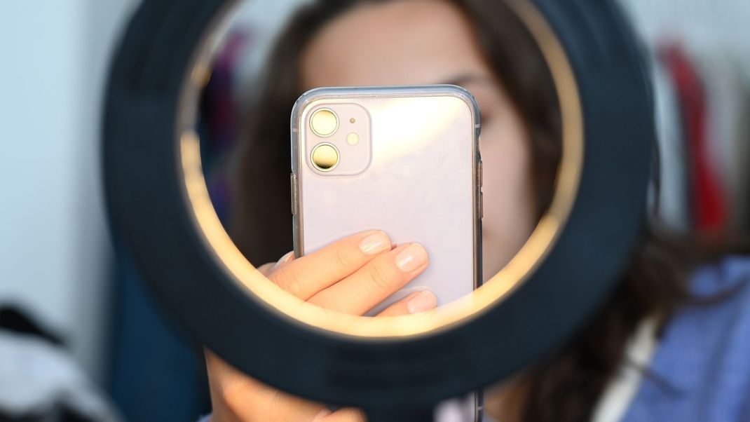 Eine Influencerin dreht ein Video mit ihrem Handy. Auch beim Thema Steuern wurden einige Influencer:innen sehr "kreativ".