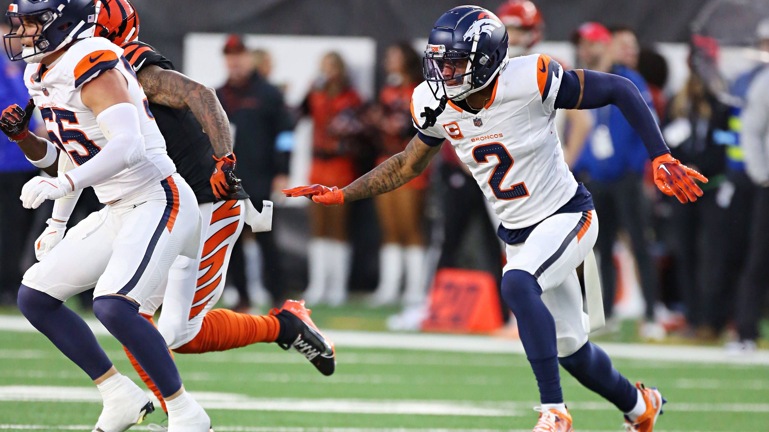 <strong>Defense: Denver Broncos</strong><br>Der amtierende Defensive Player of the Year, Patrick Surtain, spielt bei den Broncos. Was bereits einiges über diese Unit verrät. Eine starke Secondary und eine produktive Front haben im Vorjahr so manchen Gegner zur Verzweiflung gebracht und waren ein Anker für den Playoff-Einzug. 2025 deutet nichts auf einen Einbruch hin.