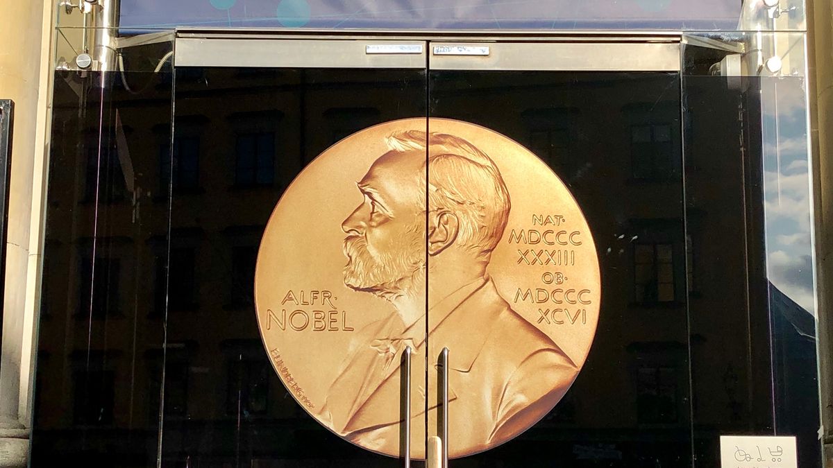 Nobelpreisträger werden mit einer Urkunde, einem Preisgeld in Höhe von zehn Millionen Schwedischen Kronen sowie einer Medaille ausgezeichnet.