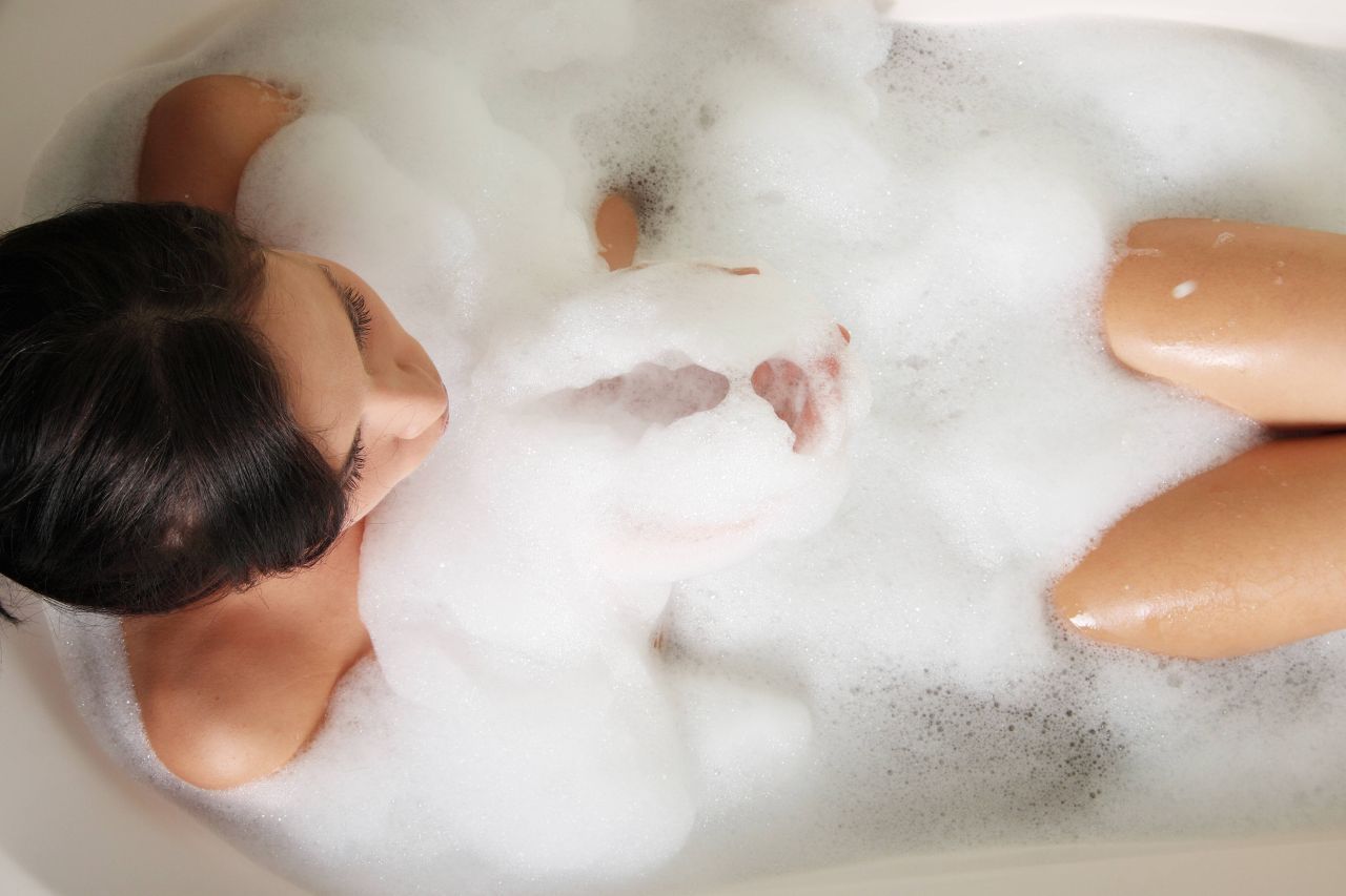 Was gibt es Gemütlicheres als sich nach einem frostigen und stressigen Tag in der Badewanne aufzuwärmen und anschließend ins kuschelige Bett zu gehen? Kräuterbäder mit Gewürzen wie Thymian sind außerdem besonders bewährt, da sie wärmend wirken.