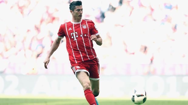 
                <strong>Robert Lewandowski</strong><br>
                Bayerns Top-Torjäger Robert Lewandowski war nach dem Saisonende noch für Polen im Länderspiel-Einsatz und startet deshalb rund zehn Tage später in die Vorbereitung. In der Saison 2016/17 verpasste der Kapitän der polnischen Nationalmannschaft Lewandowski (30 Treffer) die Torjäger-Kanone nur ganz knapp im Duell mit Dortmunds Pierre-Emerick Aubameyang (31 Treffer).
              