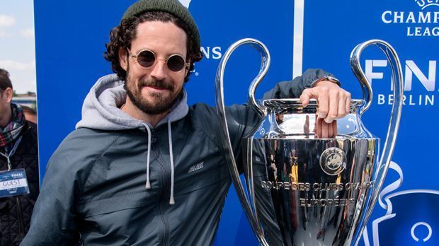 
                <strong>Max Herre (VfB Stuttgart)</strong><br>
                Auch Max Herre unterstützt die Schwaben. Der Rapper von der Hip-Hop-Band "Freundeskreis" spielte selbst mal im Amateur-Fußball als linker Verteidiger.
              